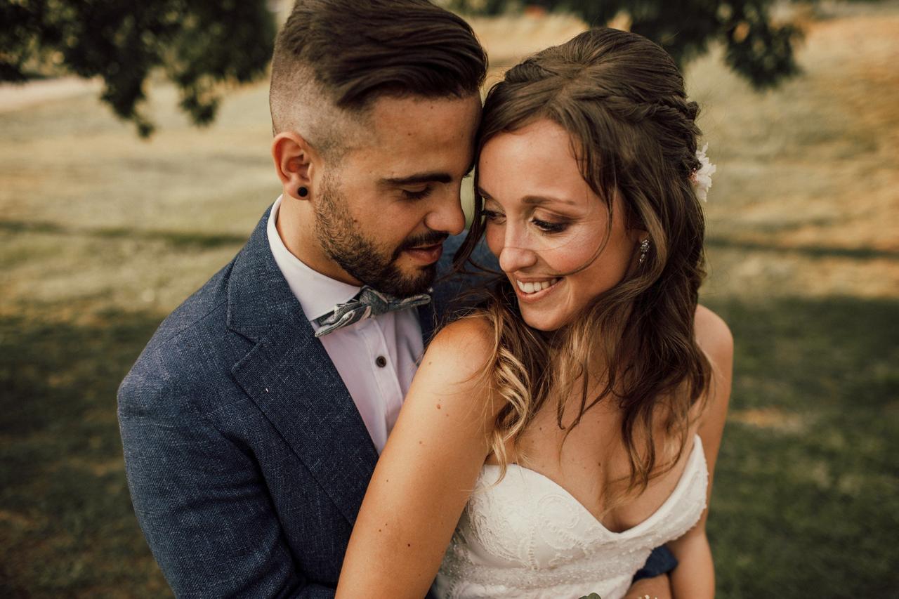 Chica con uno de los peinados de novias con trenzas y pelo suelto