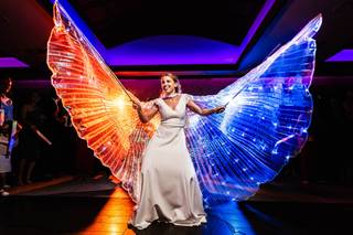 Ideas originales para bodas: novia con una capa de luz durante la fiesta