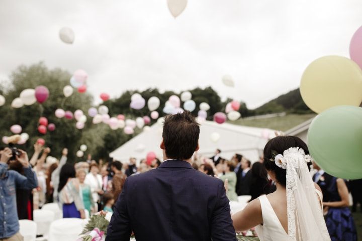 Una comunión mágica bajo la lluvia, globos, luces y mucho amor