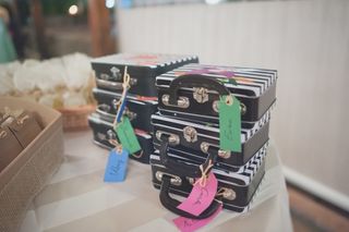 Regalos de boda para niños: cajas metálicas con diferentes dibujos y etiquetas personalizadas