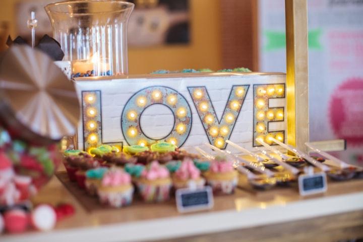 Elemento decorativo con la palabra Love iluminada el día de la boda