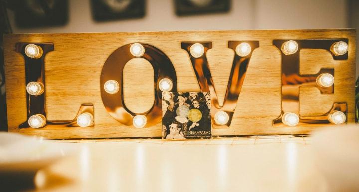 Base de madera con la palabra Love con iluminación el día de la boda
