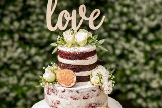 Tarta de boda con un cake topper con la palabra Love