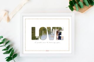 Invitación de boda enmarcada en un cuadro en la que puede leerse la palabra Love el día de la boda