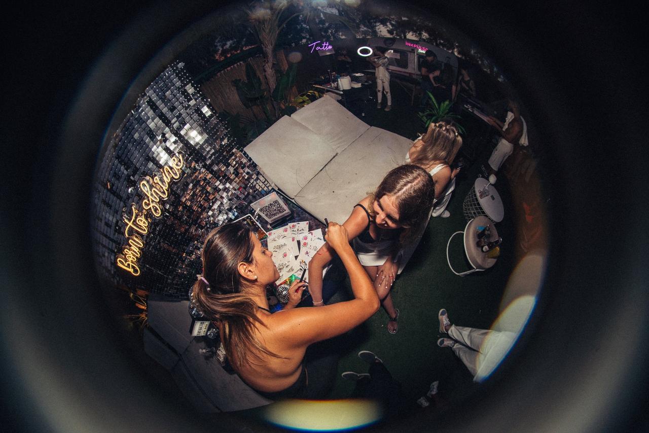 Imagen con ojo de pez de un tatuador para bodas en plena acción