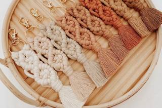Detalles de boda baratos: llaveros de crochet en una bandeja redonda de madera