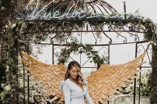 Decoración de photocall con alas de ángel