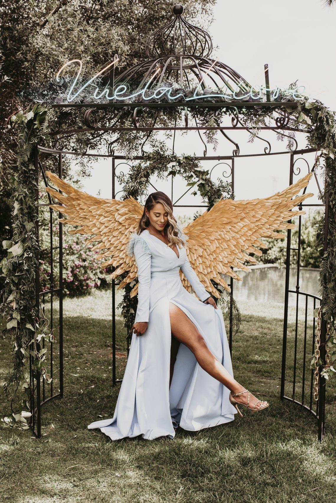 Decoración de photocall con alas de ángel