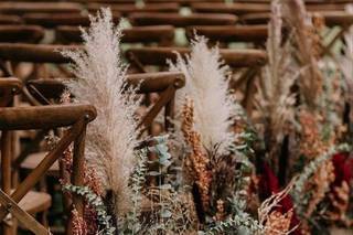 Boda rústica: camino hacia el altar delimitado con plantas y pampa grass