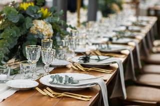 Boda rústica: mesa imperial desnuda, con un bonito camino de mesa con flores y vegetación