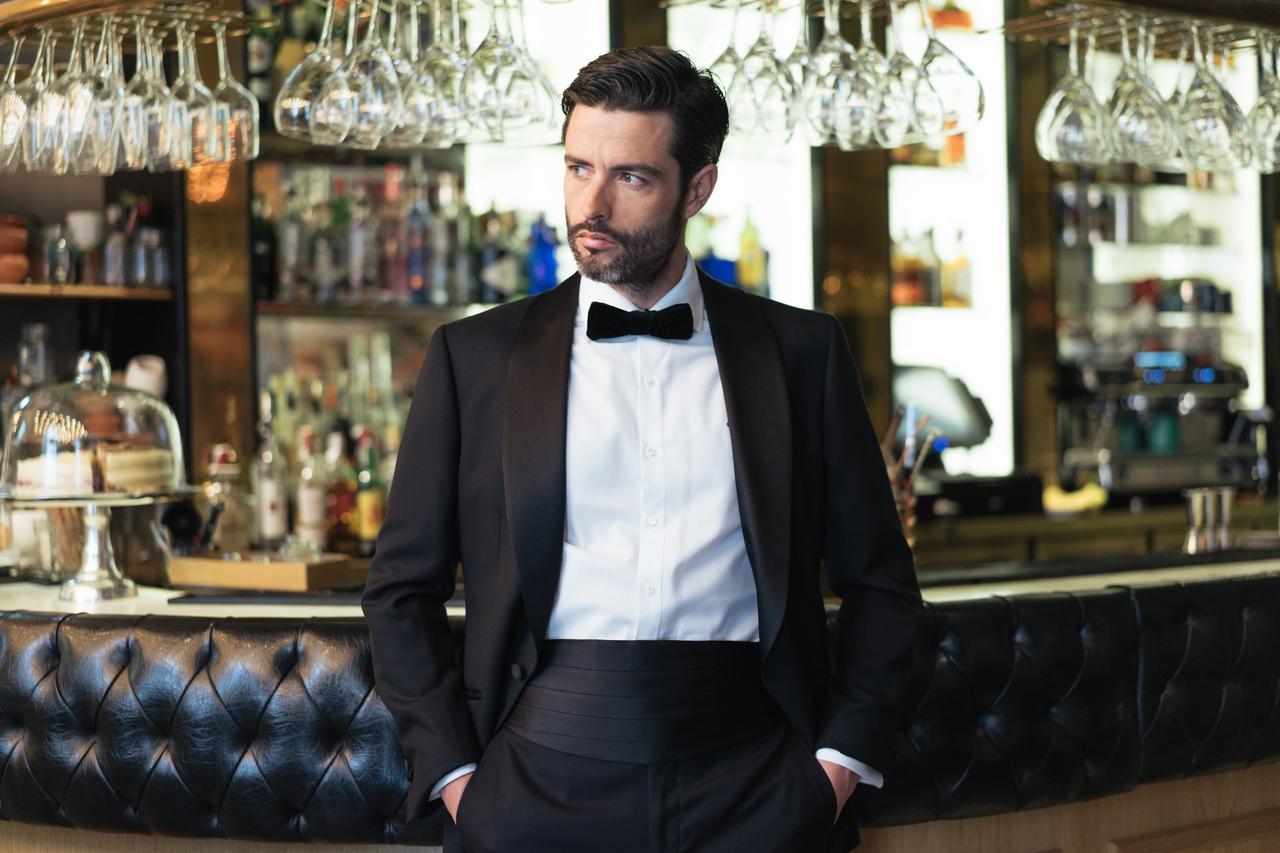 Frac o chaqué: chico con un elegante esmoquin en color negro con fajín