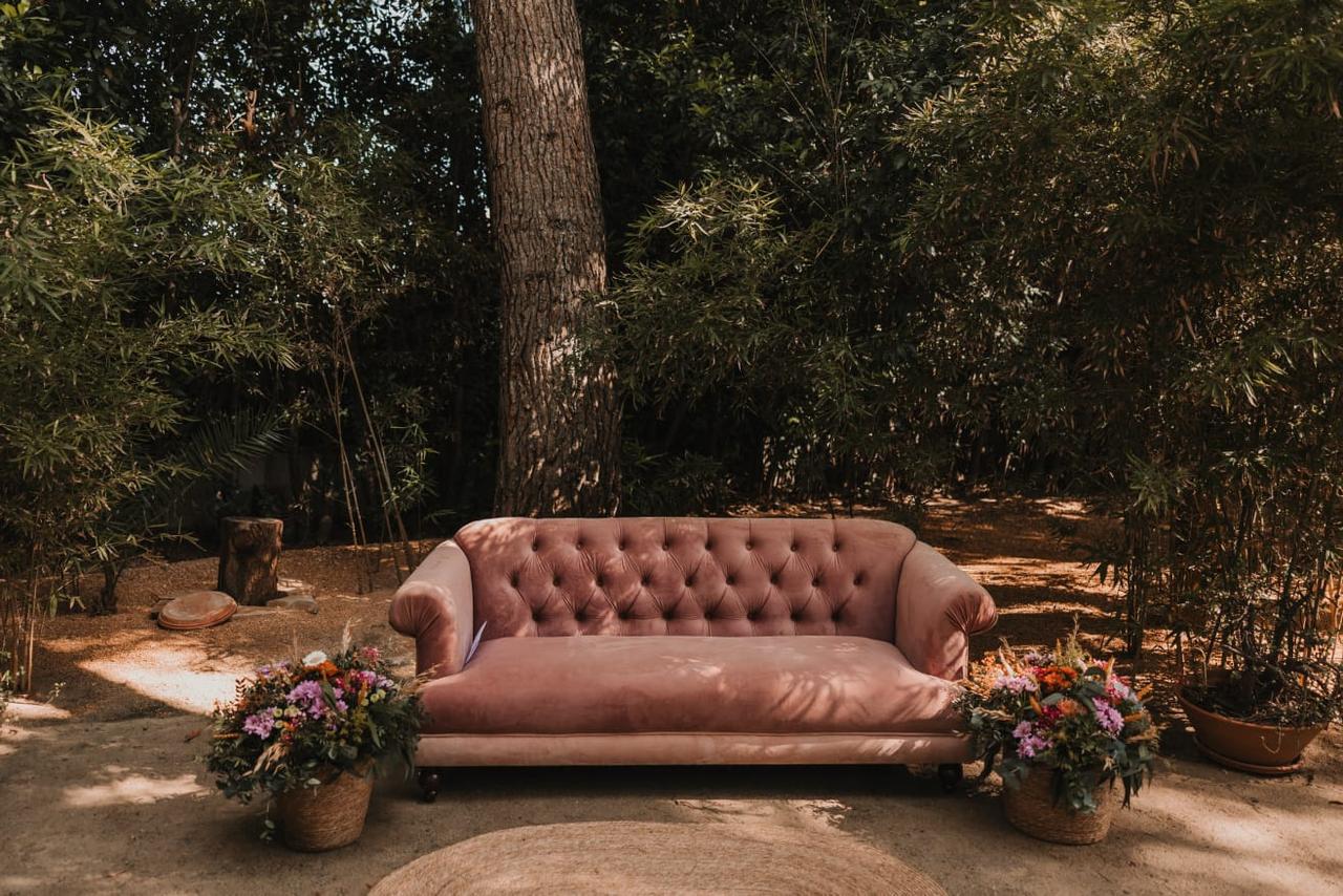 Sofá Chester con capitoné incluido en una boda vintage