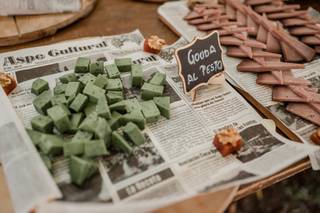 Mesa de quesos boda: bufet de quesos con distintos tipos identificados con pequeños carteles