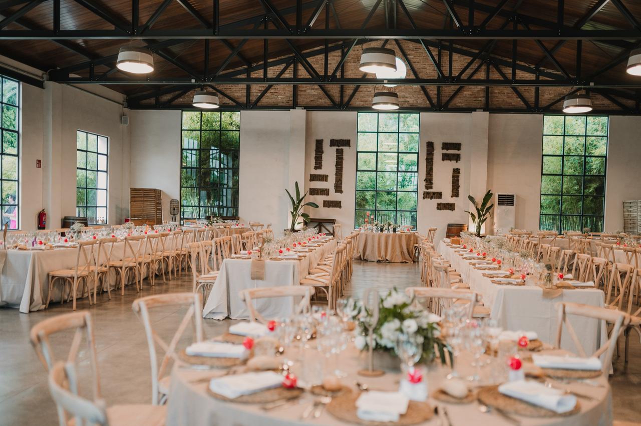 Salón interior de la finca Entre Viñedos, en Valencia, preparado para un banquete de boda