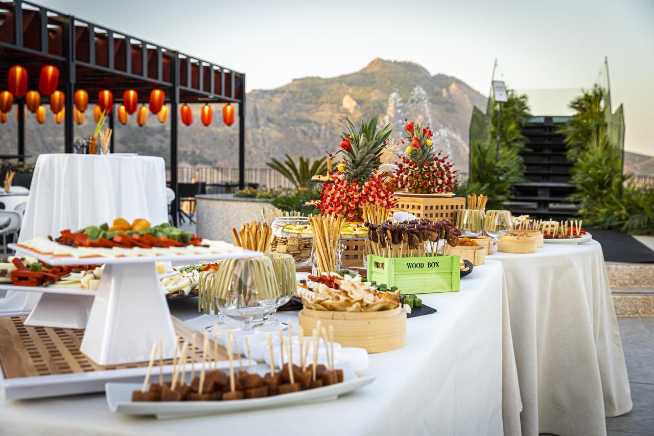 aperitivos en una mesa en una boda