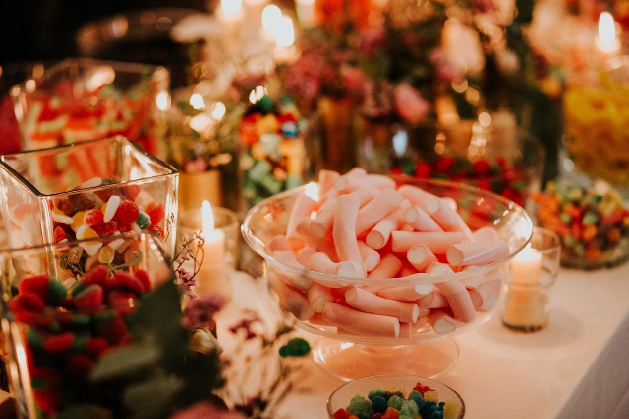 candy bar lleno de golosinas, ideal para la recena de la boda