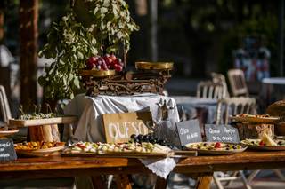 Mesa de quesos boda con diferentes tipos y un cartel identificativo: