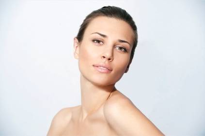 Tutorial de maquillaje en look neutro para invitadas 