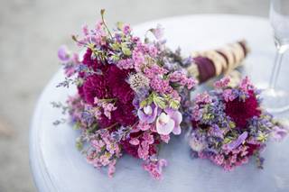 ramo de novia silvestre sencillo en tonos rosas, lilas y rojos