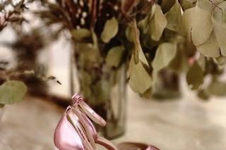Zapatos de novia rosas con acabado metalizado