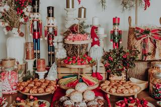 Decoración boda Navidad: candy bar con figuras navideñas al fondo