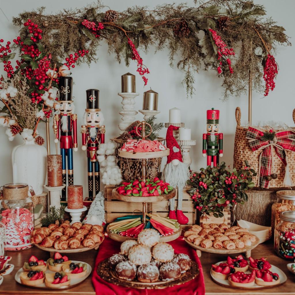 Decoración boda Navidad: candy bar con figuras navideñas al fondo