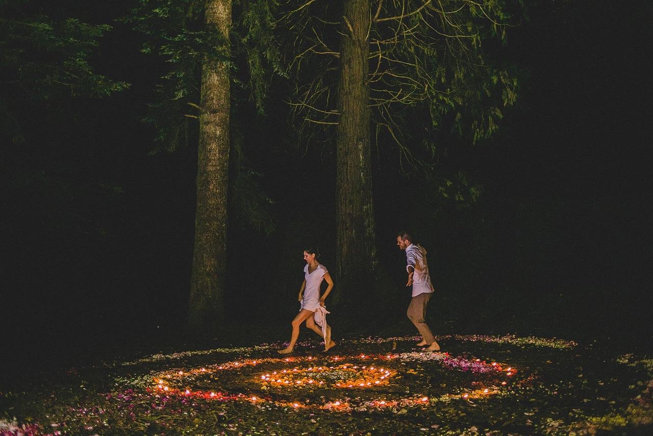 Boda celta: pareja de recién casados durante el ritual de la espiral