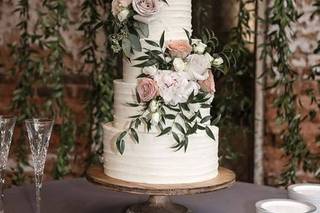 Tarta de boda de varios pisos con flores