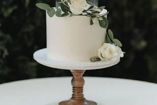 Tarta de boda de fondant con flores blancas