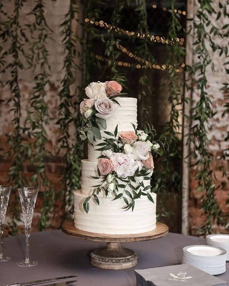 Tarta de boda de varios pisos con flores