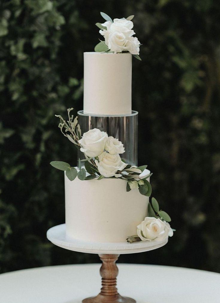 Tarta de boda de fondant con flores blancas