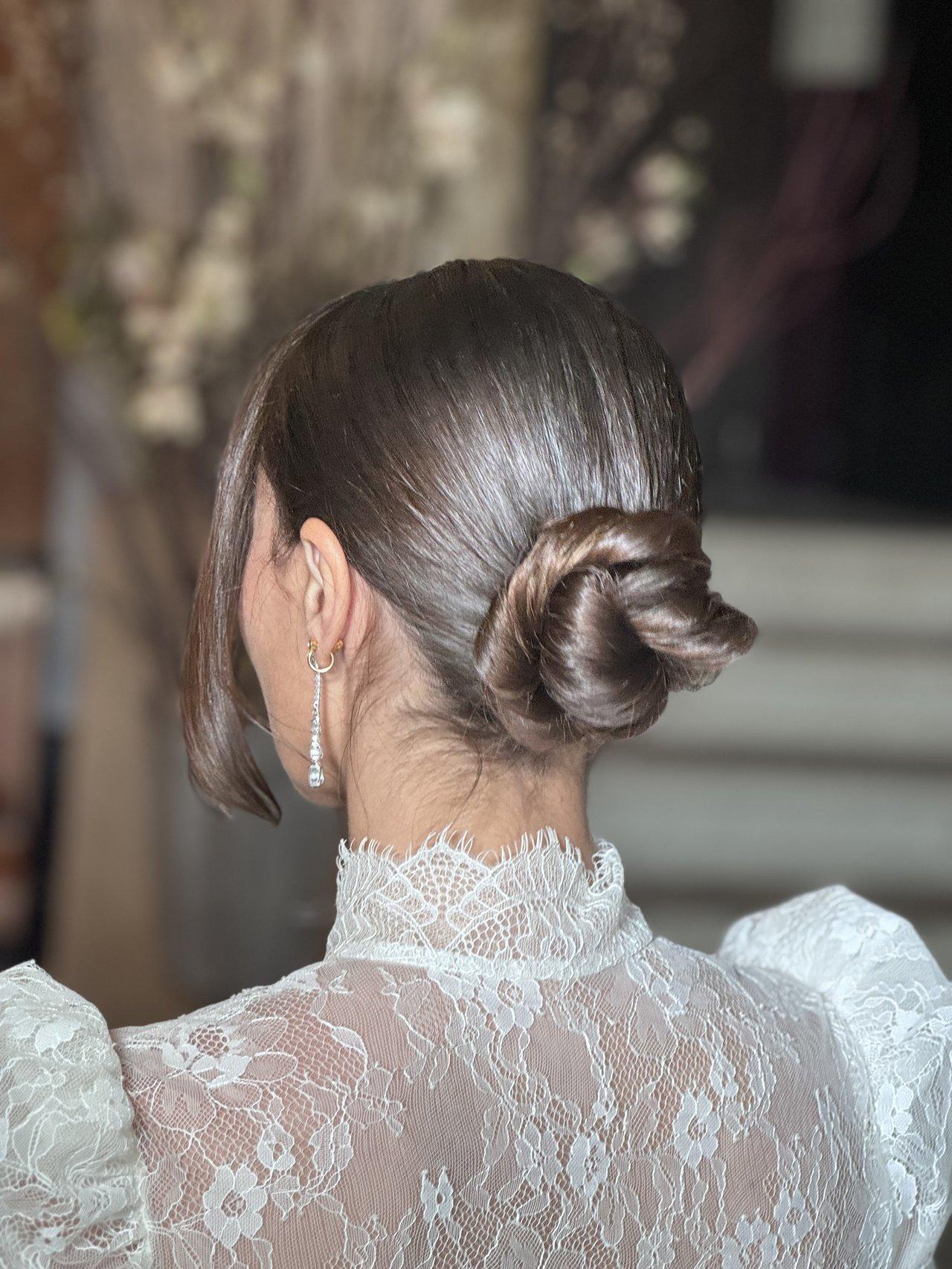 Peinados de novia moños bajos en pelo moreno