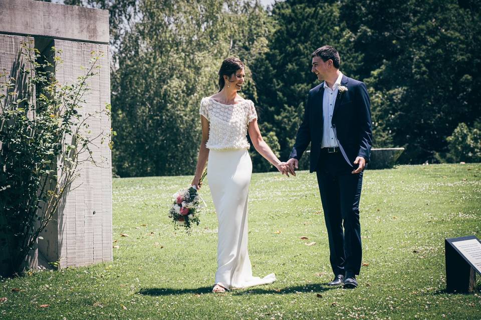 Vestido boda civil con manga corta y falda lisa