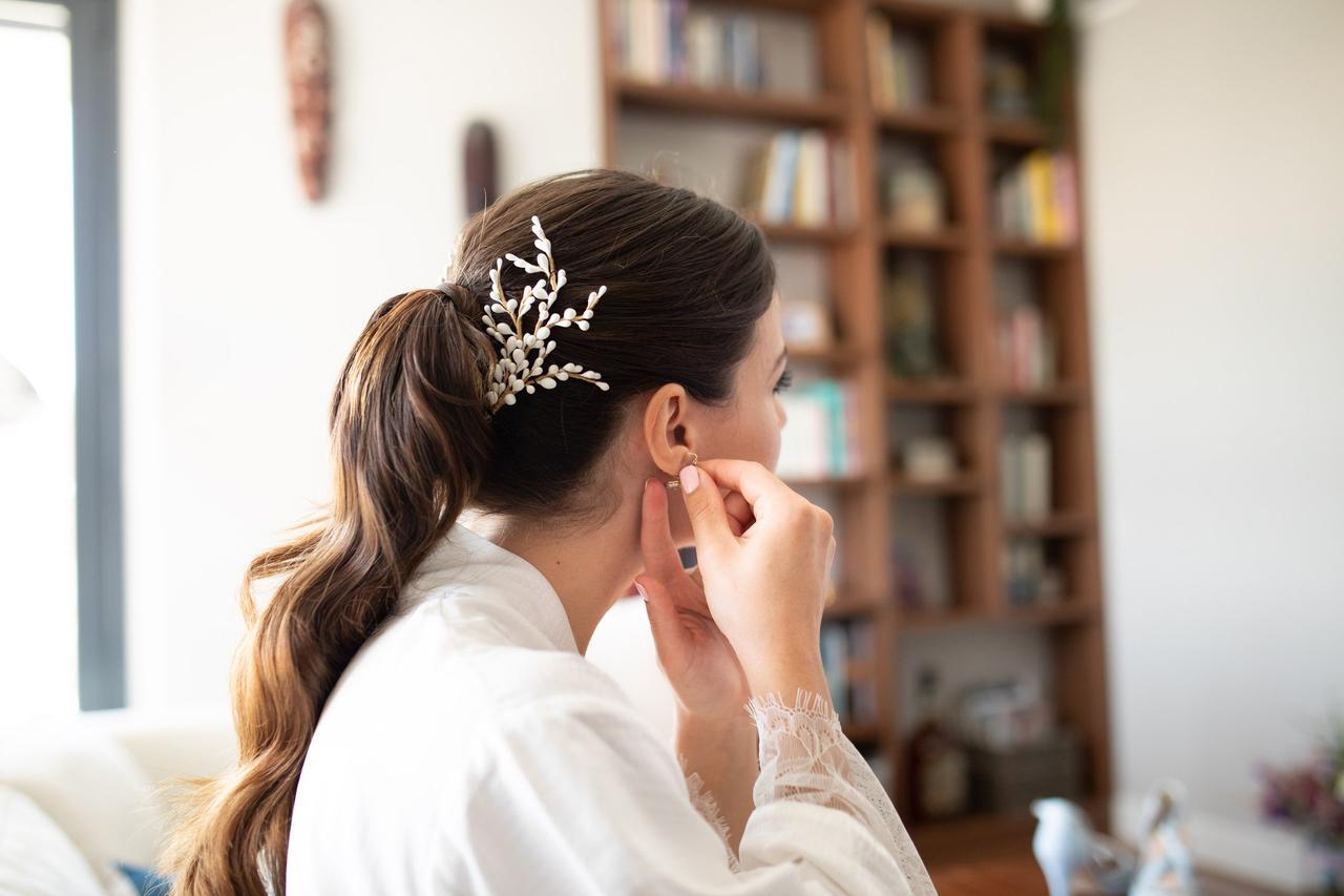 Peinado boda novia: coleta con ondas y tocado