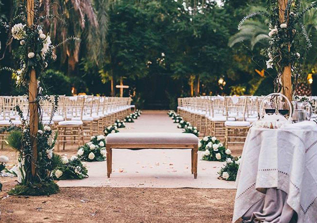 Cortijo Torre de la Reina: espacio exterior con mucha vegetación preparado para celebrar una ceremonia de boda civil al aire libre