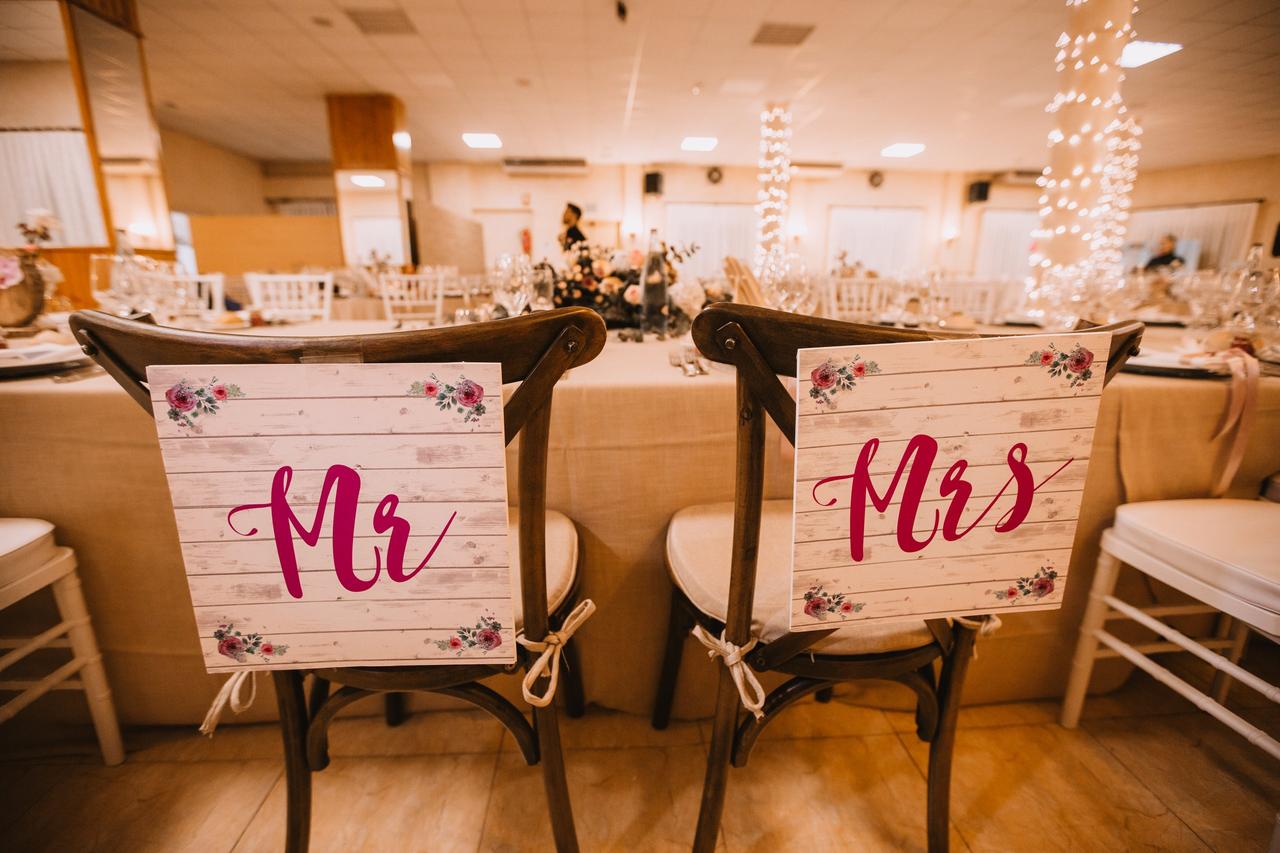 Sillas de los novios el día de la boda con carteles de Mr. y Mrs.