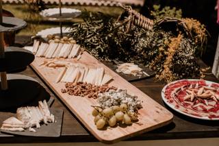 Mesa de quesos boda: gran tabla de quesos con diferentes variedades acompañadas de uva y nueces