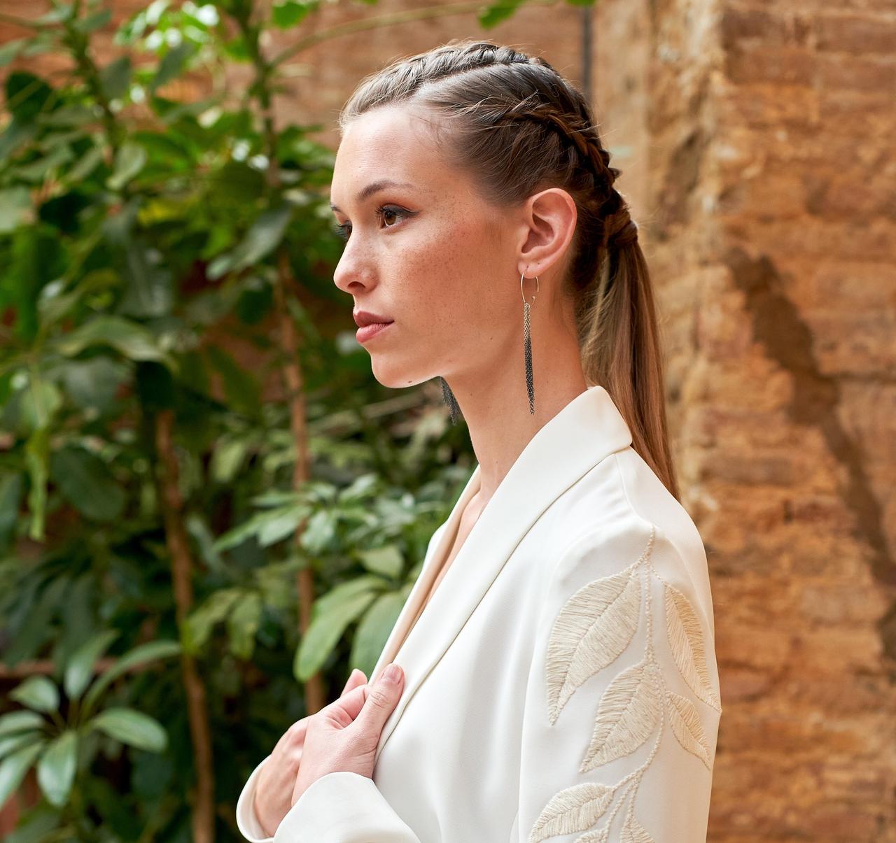 peinados trenzas boda: mujer con coleta y trenzas holandesas