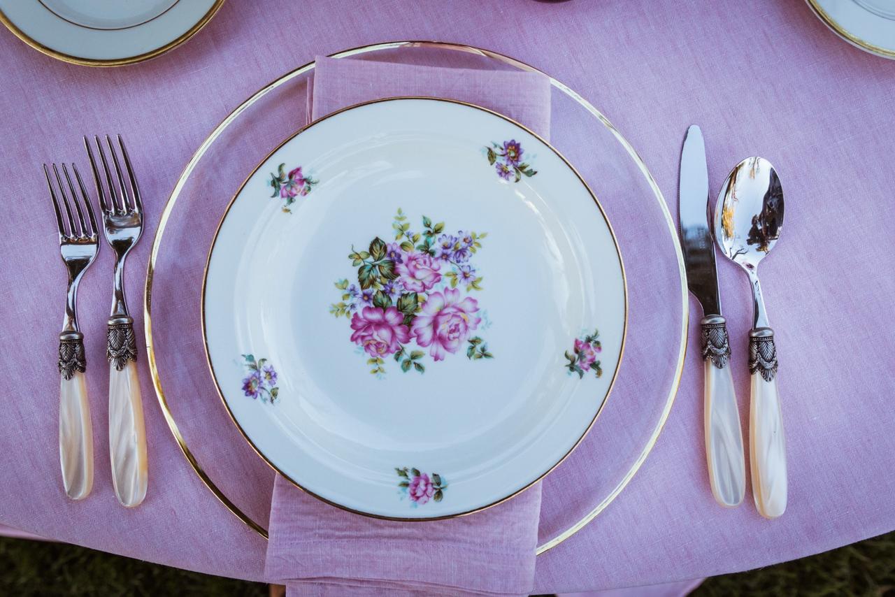 Decoración boda vintage: plato retro con motivos florales llenos de color