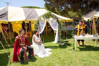 bodas medievales: ceremonia en un jardín entre tiendas medievales