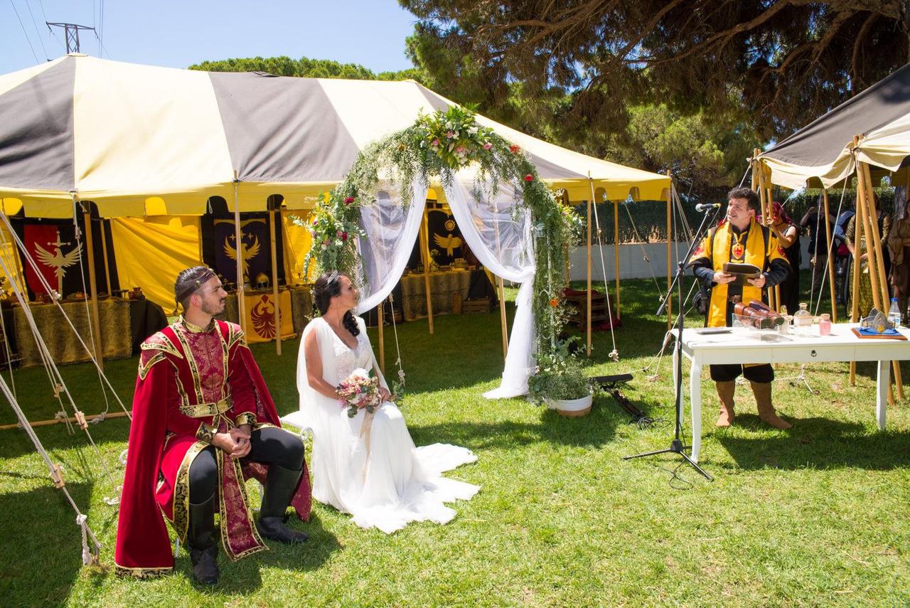 bodas medievales: ceremonia en un jardín entre tiendas medievales