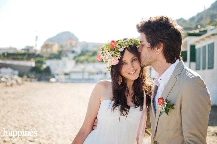 Una sesión de boda a orillas del mar por Happinés