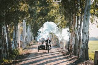 Ideas originales para bodas: pareja de recién casados en moto con sidecar