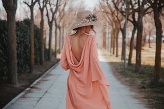 Vestido invitada boda de día en color rosa con la espalda drapeada