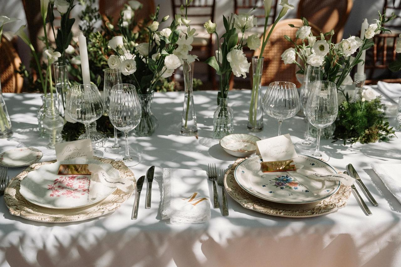 Decoración de centros de mesa para bodas con flores blancas