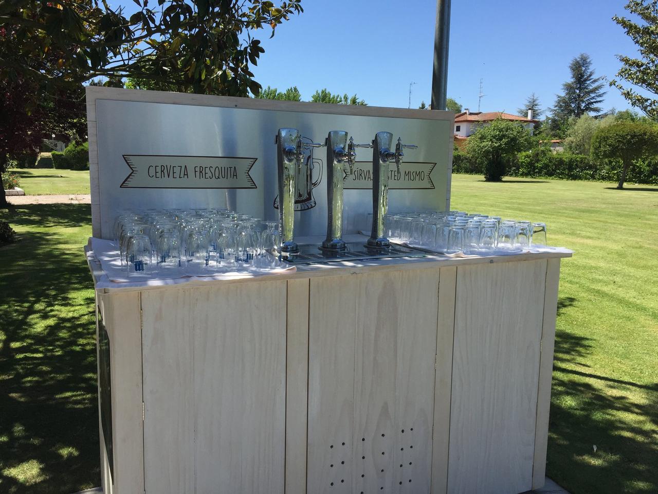 Cerveza para bodas: tiradores de cerveza en medio de un jardín