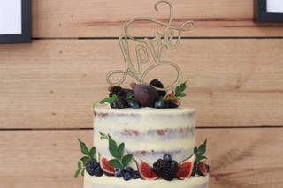 Cake topper el día de la boda en el que puede leerse la palabra Love