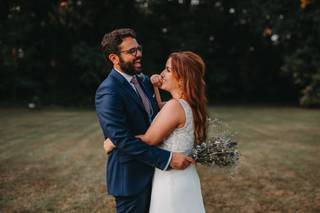 Novia con uno de los peinados elegantes sueltos con flequillo