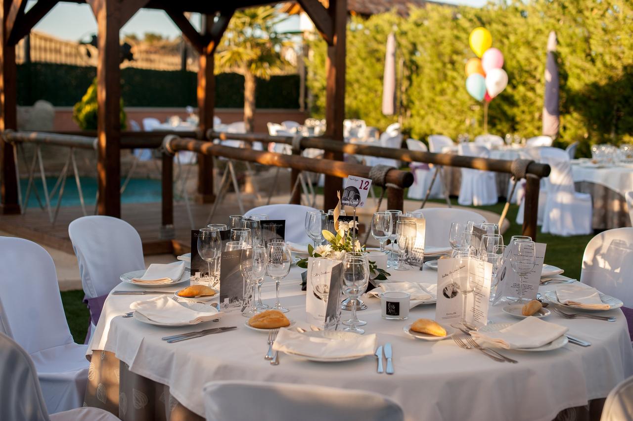 Casas rurales para bodas en Cataluña: vista de un jardín preparado para celebrar un banquete de boda en la Masia Les Garrigues, en Lleida