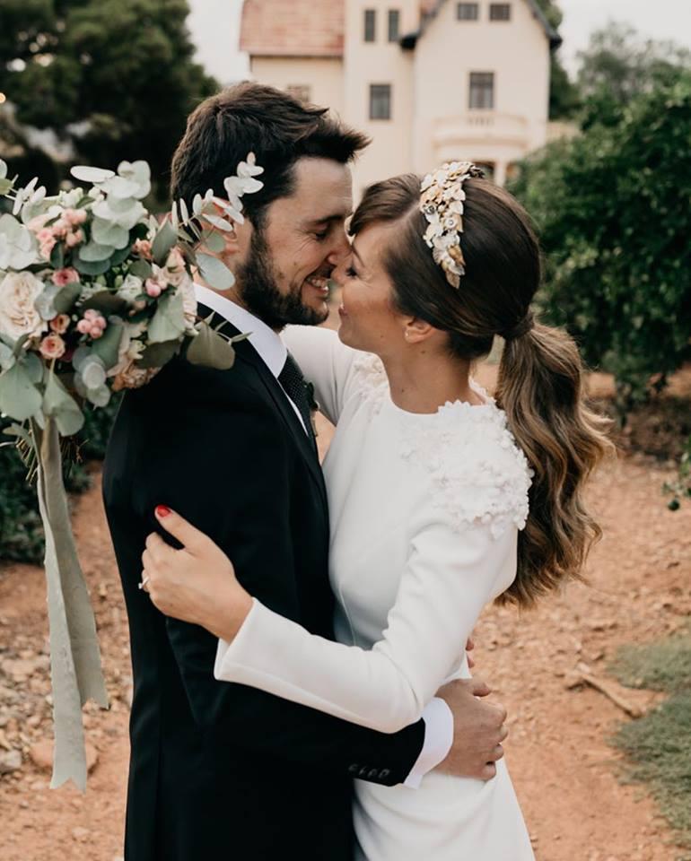 Coletas para bodas: novia con coleta y diadema